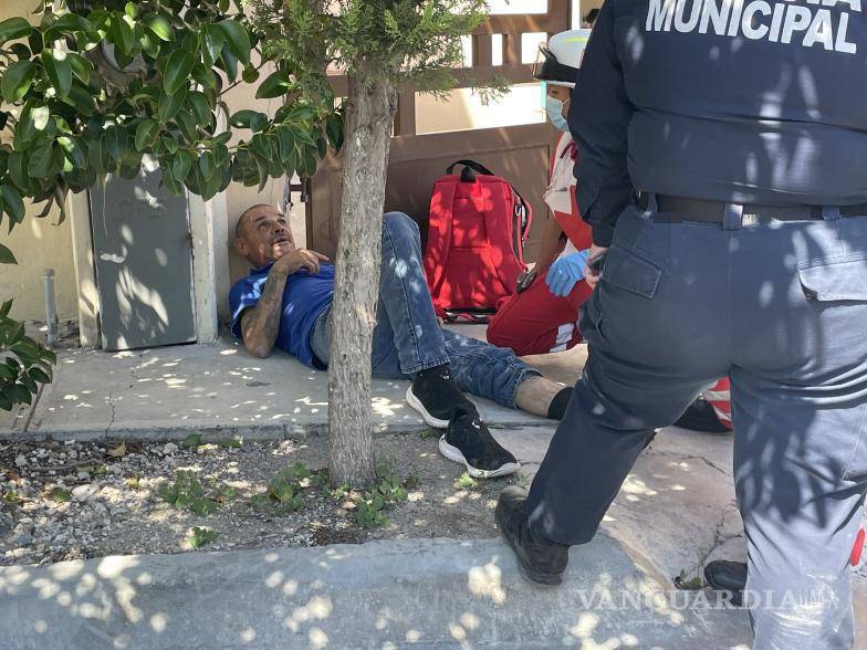 $!El hombre, de 58 años, fue encontrado tirado afuera de un domicilio en la colonia Mirasierra.