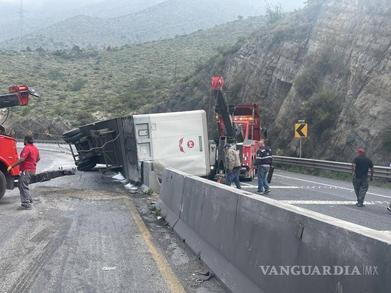 $!Durante el accidente no se reportaron personas heridas y los daños fueron considerables para el trailer participante, el cual transportaba 20 toneladas de sal en grano.