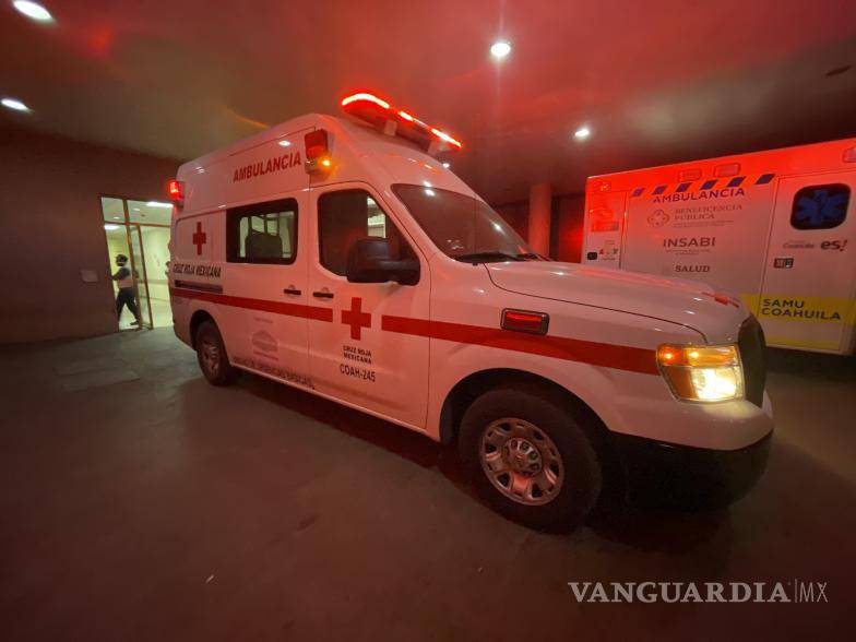 $!Los técnicos en urgencias médicas comenzaron a brindar la atención prehospitalaria al herido para poder estabilizarlo y así abordarlo a la ambulancia para trasladarlo al Hospital General.