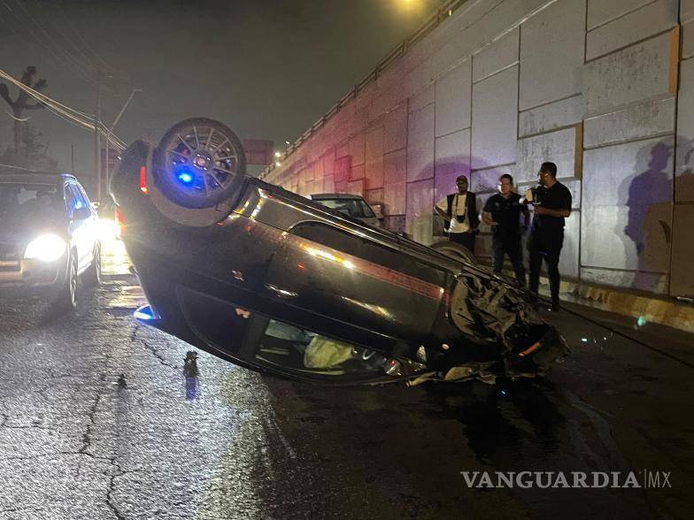 $!Pierde menor el control, impacta camellón y vuelca en periférico LEA de Saltillo