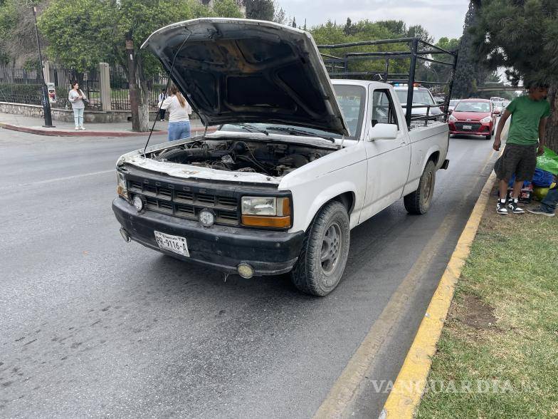 $!La joven se aventuró ir al carril de mayor rapidez con tal de llegar al camellón, pero la camioneta que venía a mayor velocidad.