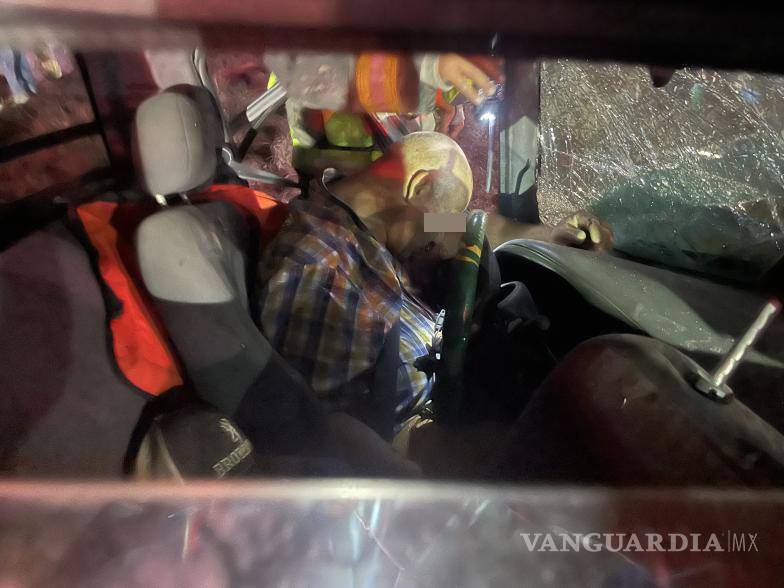 $!El cuerpo del conductor de la camioneta quedó prensado entre los hierros retorcidos tras el brutal impacto contra un vehículo familiar.