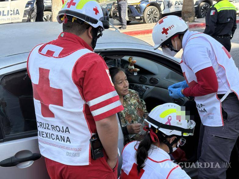 $!Personal de la Cruz Roja atendió a la lesionada en el sitio del accidente; la mujer declinó el traslado hospitalario.