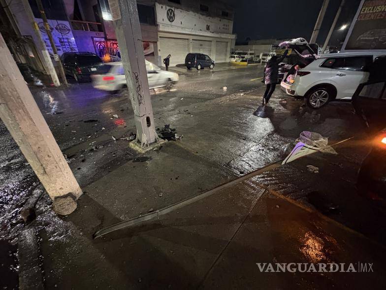 $!El choque derribó una señalización de tránsito y generó afectaciones momentáneas a la vialidad.