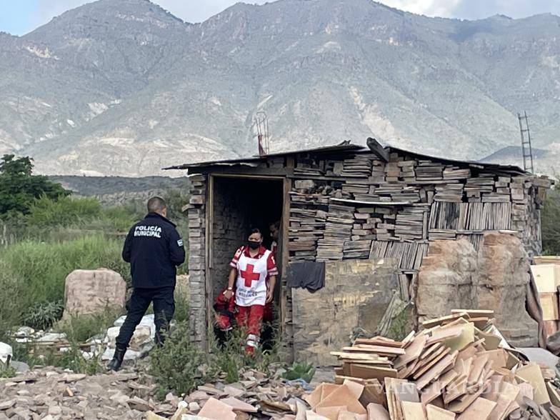 $!Paramédicos de la Cruz Roja acudieron al lugar para confirmar el deceso.