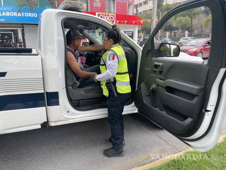 $!El conductor del pick-up con placas de Nuevo León en color blanco viajaba a alta velocidad, cuando embistió a la chica.