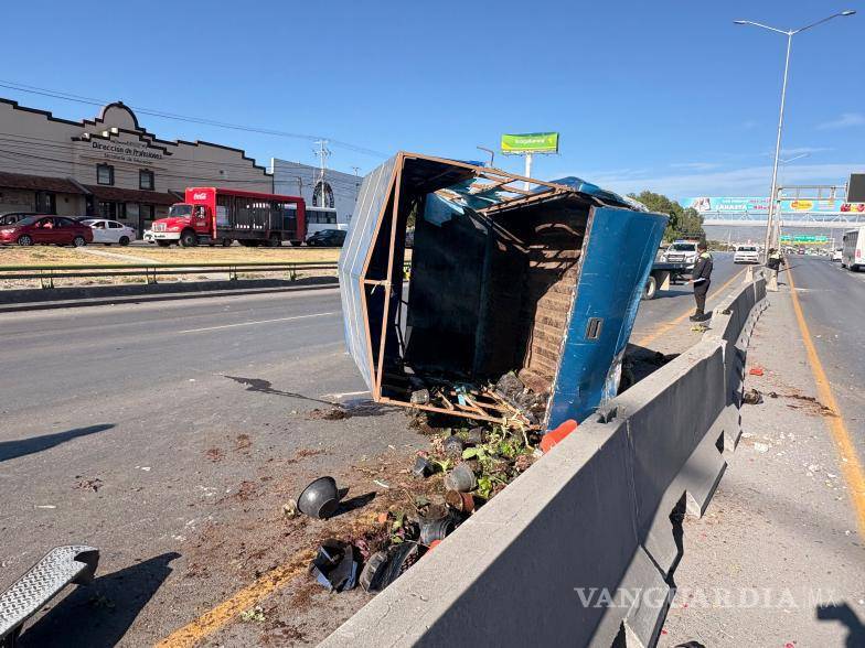$!Parte de las plantas y mercancía que transportaban los comerciantes quedó esparcida sobre la vialidad tras la volcadura.