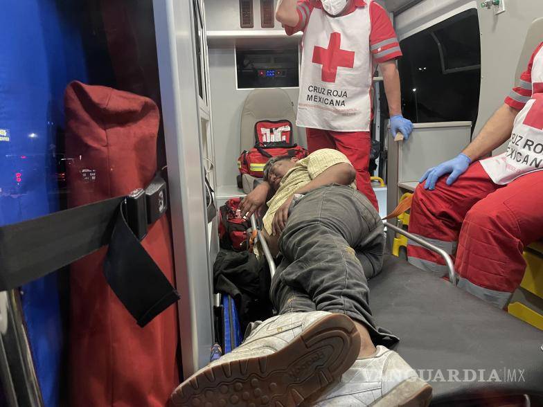 $!Elementos de la Cruz Roja atendieron al hombre lesionado, quien fue encontrado en aparente estado de ebriedad tras permanecer en el pavimento luego del impacto, siendo posteriormente trasladado a sus instalaciones para valoración médica.