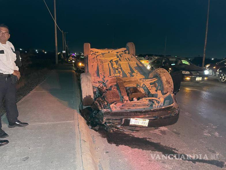 $!Metros más adelante, el vehículo Chrysler siguió con su marcha y más adelante se salió del camino.