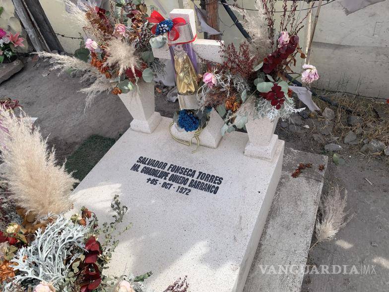 $!Muñecas vestidas de vírgenes fueron colocadas como ofrenda en recuerdo de los fallecidos en el ‘trenazo’ de 1972.