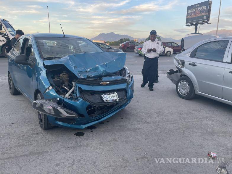 $!Un joven se metió en problemas al causar un choque múltiple en pleno puente vehicular del bulevar Nazario S. Ortiz Garza.