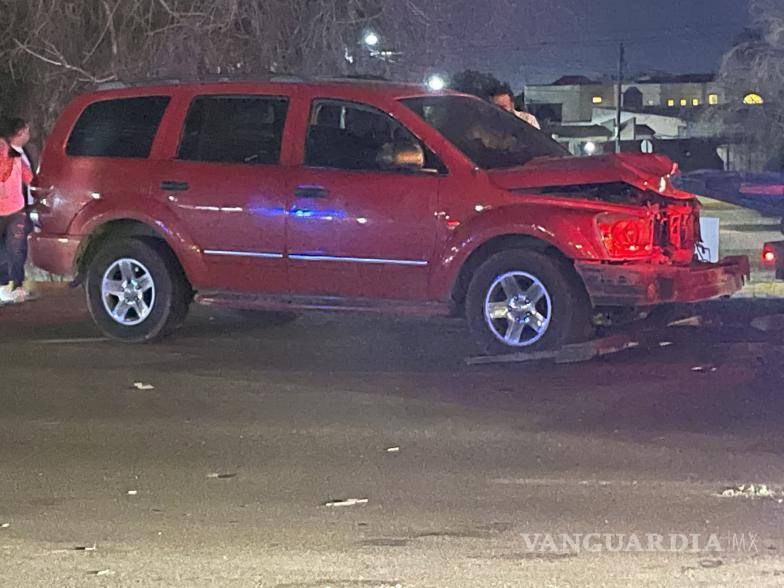 $!En el accidente estuvieron involucradas una camioneta Dodge Durango, que chocó por alcance contra una Chevrolet que circulaba de oriente a poniente.