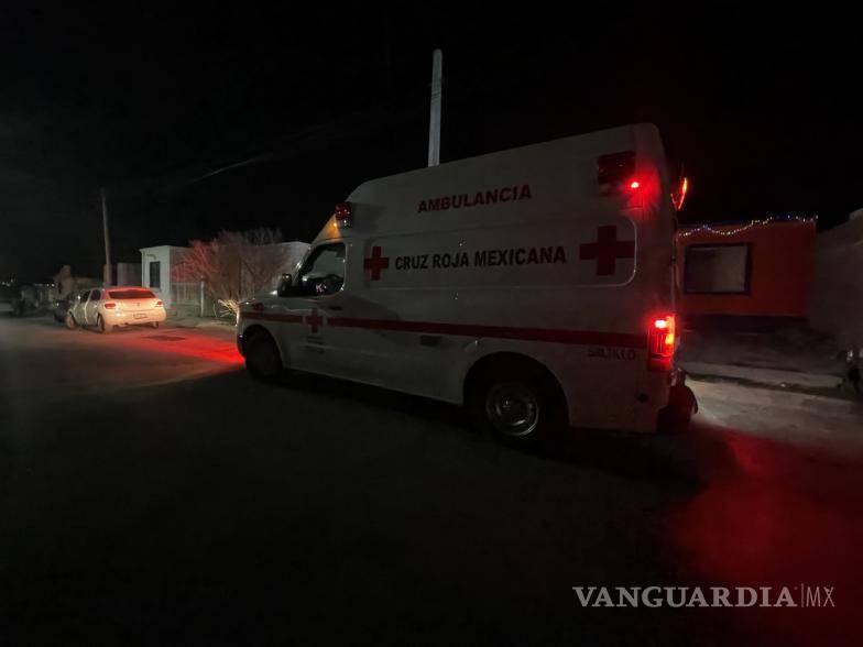 $!El herido fue auxiliado luego de que sus familiares llamaron a los elementos rescate.