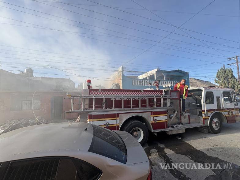 $!El fuego se originó por la quema de maleza y basura acumulada, realizada por el hijo del propietario, aunque rápidamente se salió de control.