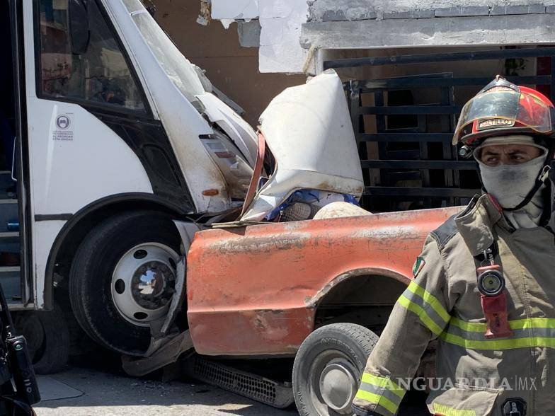 $!El camión comprimió la cabina en su totalidad dejando a Francisco en el interior prensado y sin oportunidas de poder moverse.