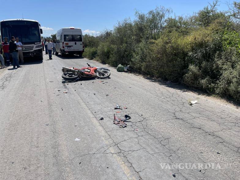$!La motocicleta en la que viajaban José Alejandro “N” y su primo Ángel Antonio “N” quedó destrozada tras impactar contra un camión de transporte de personal.