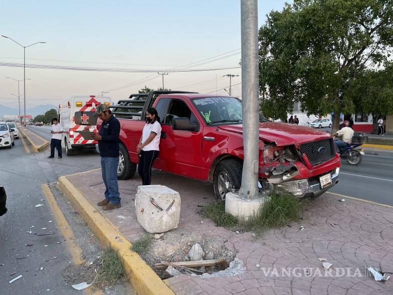 $!Ambos vehículos terminaron con daños materiales de consideración.