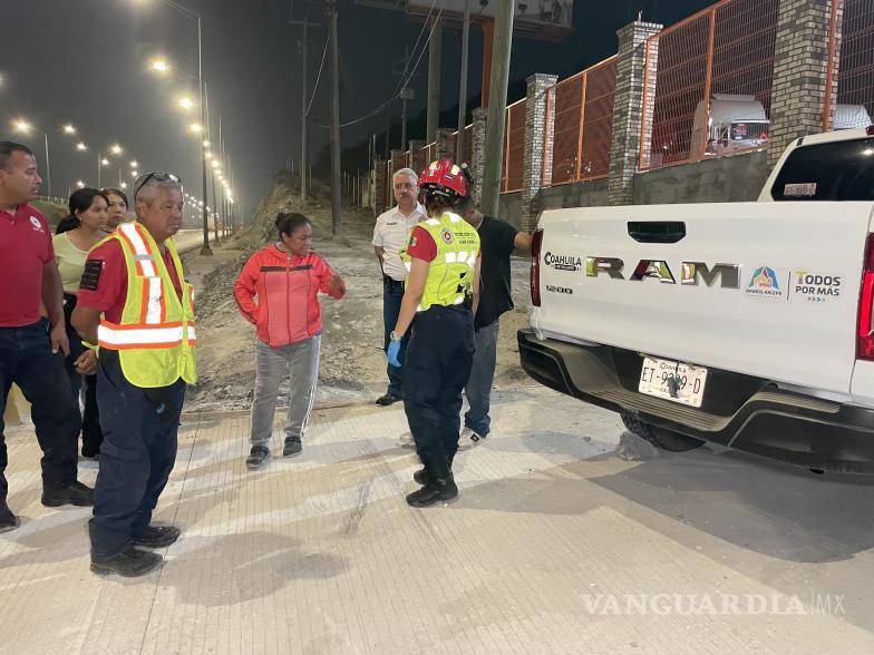 $!La llegada de un familiar fue clave para que el hombre accediera a descender sin el uso de la fuerza.