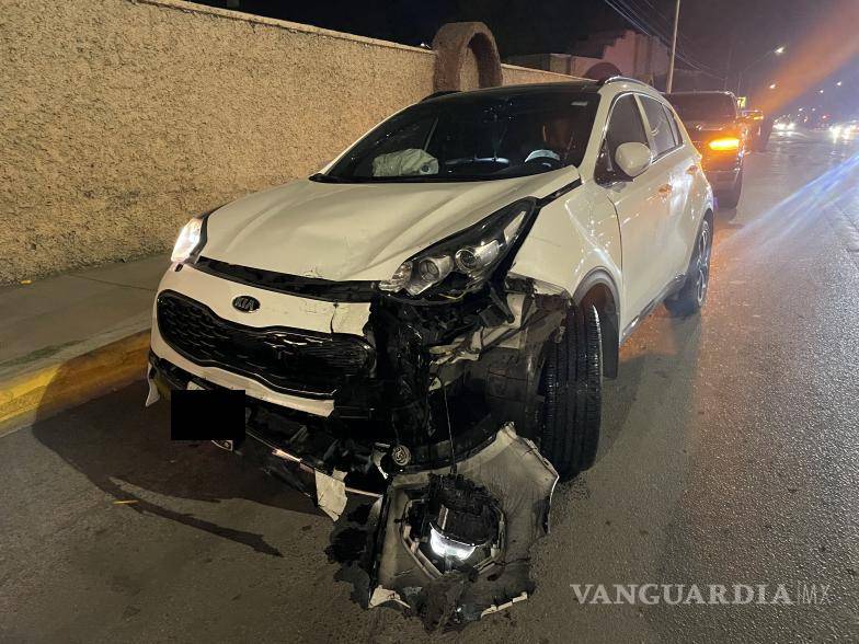 $!Chocó contra una camioneta Kia, la cual salió proyectada hacia el carril contrario, golpeando otro vehículo.