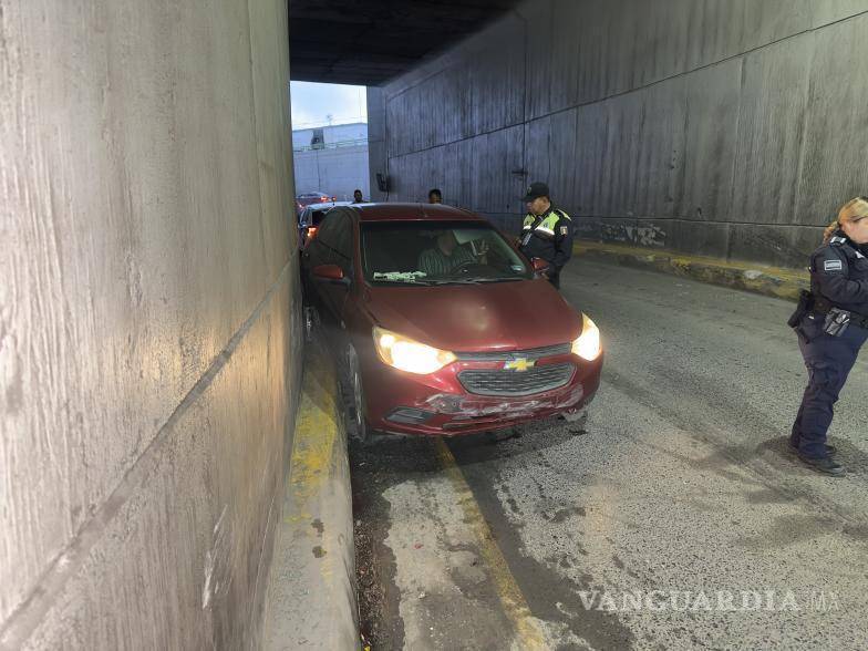 $!Elementos de Tránsito cerraron el acceso mientras una grúa retiraba el vehículo accidentado.