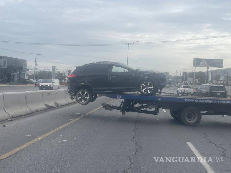 $!Por una dormitada, termina volcado tras chocar en el Venustiano Carranza de Saltillo