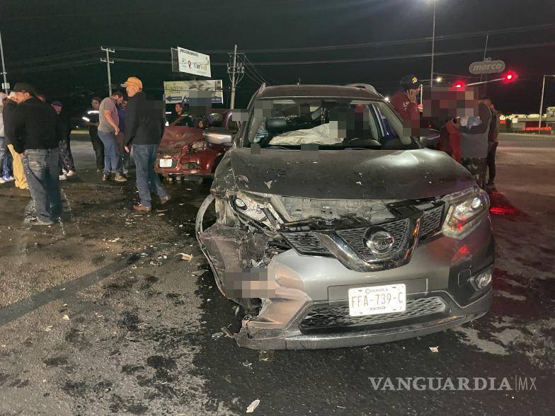$!La camioneta Nissan giró a la izquierda en el cruce, provocando el choque con el Chevrolet Aveo.