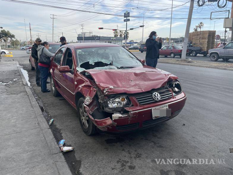 $!El auto más dañado fue el Jetta, puesto que el cofre y el cristal delantero quedaron inservibles.