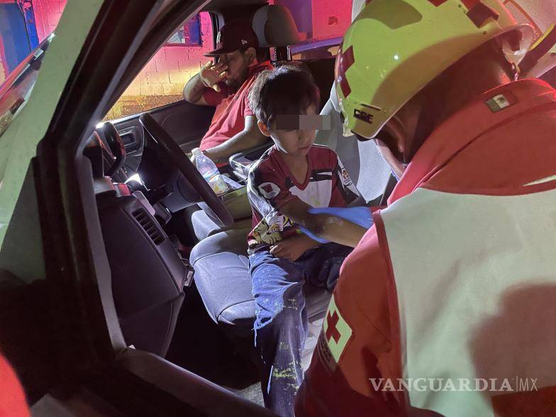 $!El incidente tuvo lugar cuando la camioneta descompuesta fue empujada por un grupo de niños.