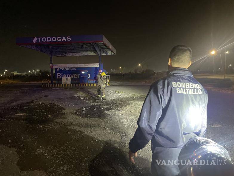 $!Personal de Protección Civil clausuró la empresa gasera tras detectar una fuga de gas en un cilindro.