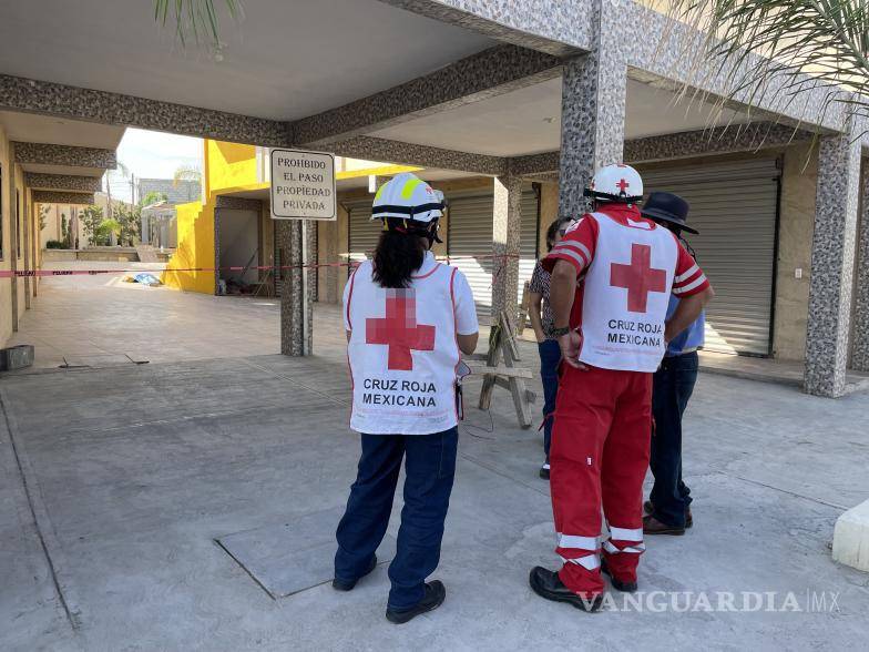 $!Paramédicos de Cruz Roja confirmaron el fallecimiento del hombre tras ser reportado a la línea de emergencias 911 durante la mañana del domingo.