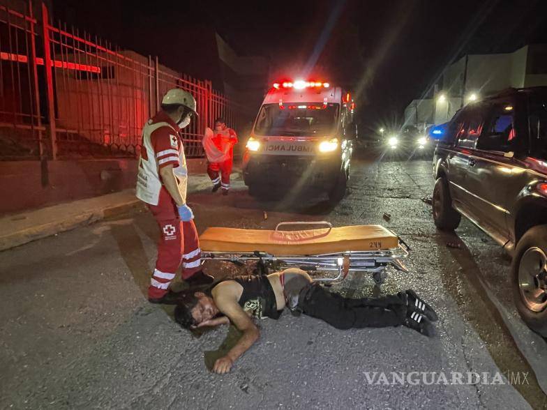 $!La Cruz Roja llegó para auxiliar al joven.