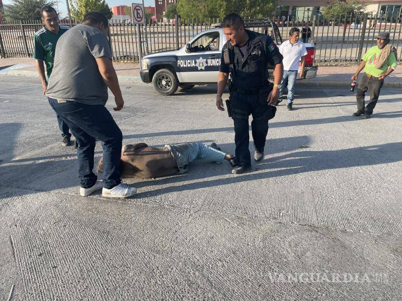 $!Una patrulla llegó al lugar y, al recibir ayuda, el hombre se reanimó lo suficiente para contar su historia.