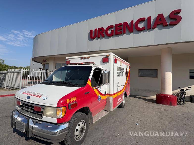 $!Una ambulancia de Bomberos llevó al adolescente al Hospital General, donde quedó bajo atención médica.