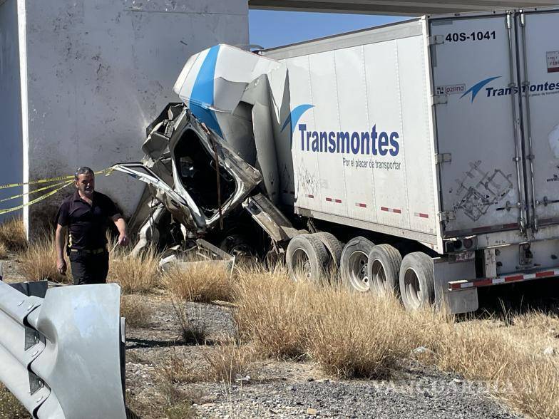 $!El tráiler involucrado en el accidente, de la línea Transmontes, sufrió severos daños tras el impacto contra el puente vehicular.