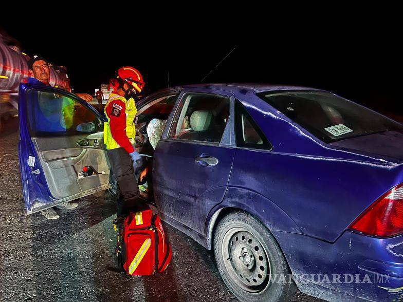 $!La conductora fue trasladada a una clínica del ISSSTE tras presentar diversas contusiones y dolor en distintas partes del cuerpo, luego del accidente registrado durante la madrugada.