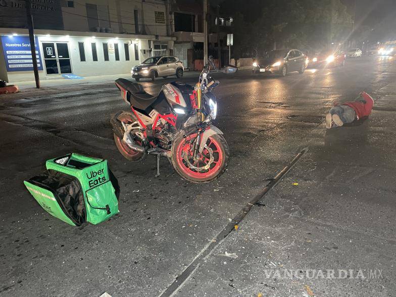 $!Tras el impacto, el repartidor salió proyectado de su motocicleta y cayó sobre la carpeta asfáltica. Autoridades municipales acudieron al lugar para tomar conocimiento de los hechos y deslindar responsabilidades.