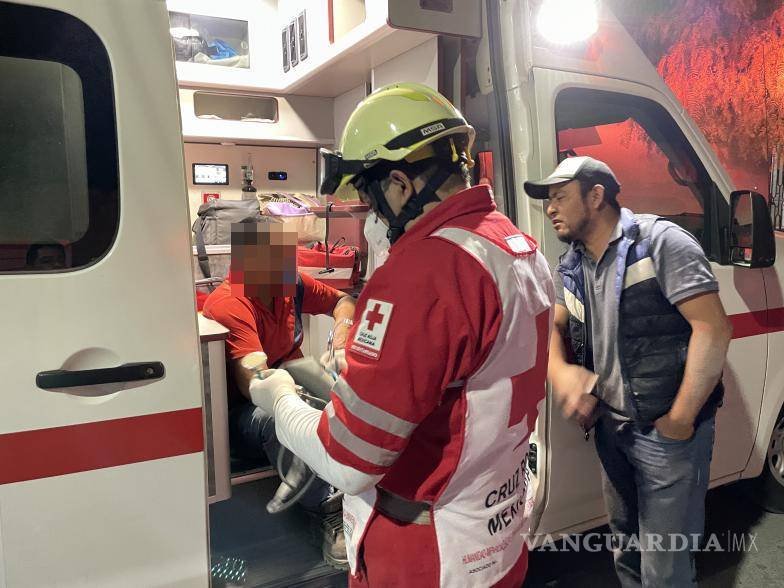 $!Fue alrededor de la 1:30 de la madrugada de este jueves que se presentó el reporte de una persona golpeada en el cruce de las calles Venustiano Carranza y Canadá