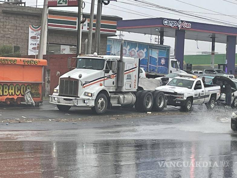 $!El camión de la línea SALM, con el número económico 122, circulaba de sur a norte por el bulevar Antonio Cárdenas.