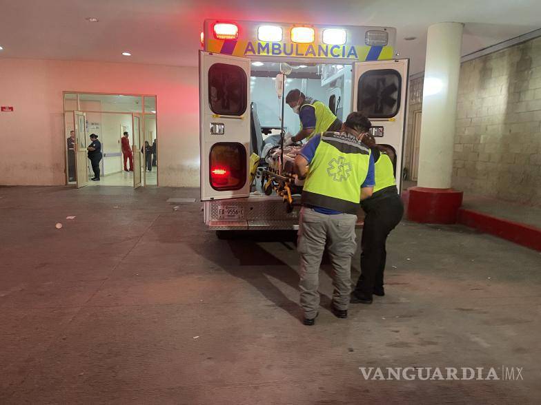 $!El afectado portaba fragmentos de vidrio en las manos y amenazó a los rescatistas.