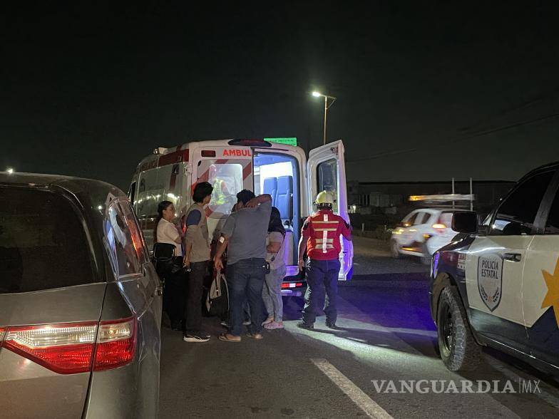 $!Paramédicos de Protección Civil y Bomberos brindaron atención prehospitalaria a los ocupantes de una Nissan X-Trail que protagonizó una aparatosa volcadura cerca del Aeropuerto Plan de Guadalupe, sin que fuera necesario su traslado a un hospital.