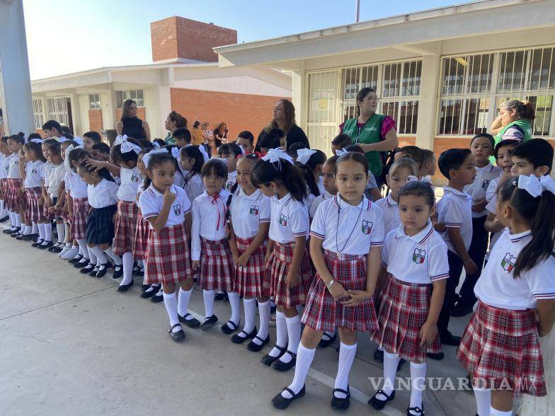 $!Abraham Segundo González agradeció a los padres de familia por impulsar la educación de sus hijos.