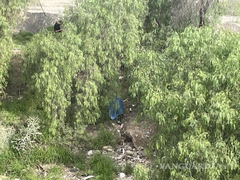 $!El cadáver fue encontrado colgado de un árbol, en una zona de difícil acceso de la colonia Paraíso Norte.
