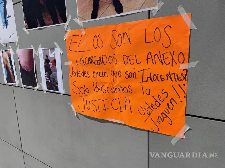 $!Pancartas con las imágenes de los acusados fueron colocadas frente al edificio judicial.