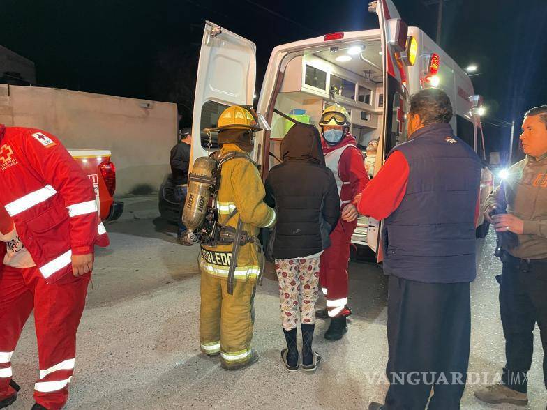 $!Los tres hijos de la pareja fueron valorados primero por personal de la Secretaría de Salud, confirmándose que ninguno se encontraba en estado grave al momento del traslado.
