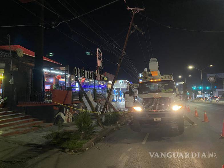 $!Policías acordonaron la zona para evitar nuevos accidentes durante las maniobras.