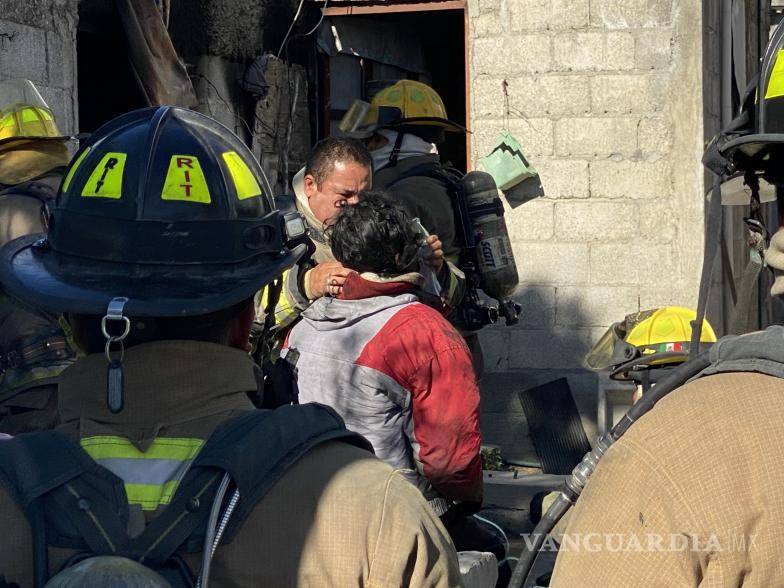 $!Mientras que los bomberos terminaban con el fuego, se procedió a la atención del propietario, al cual se le colocó oxígeno y suero.