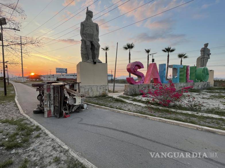 $!Albañiles correlones vuelcan en la entrada a Saltillo; no hubo lesionados