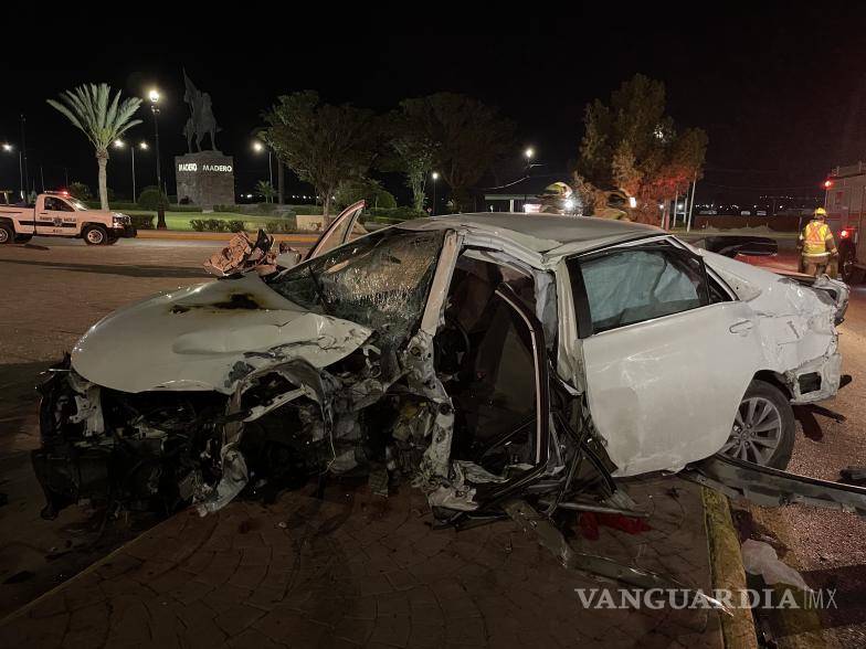 $!Los ocupantes del auto terminaron prensados.