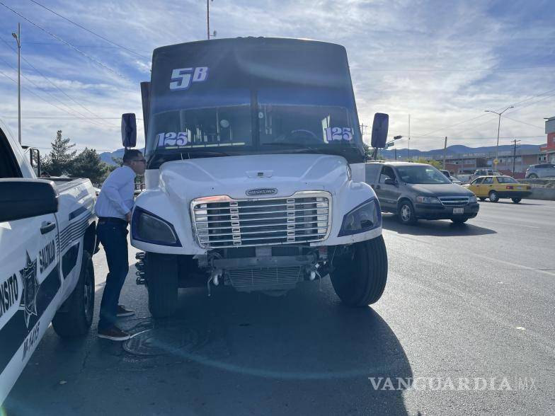 $!El accidente ocurrió en el cruce de la calzada Antonio Narro y periférico Luis Echeverría Álvarez, frente a la colonia Jesús García Corona.
