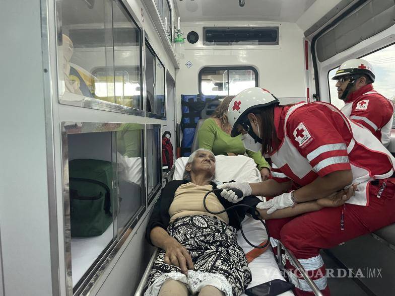 $!Paramédicos de la Cruz Roja valoraron a la madre de la conductora, quien presentaba problemas de salud preexistentes.